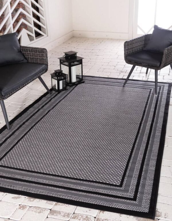 Detail image of  4' x 6' Border Indoor / Outdoor Rug
