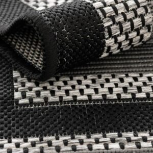 Detail image of  4' x 6' Border Indoor / Outdoor Rug