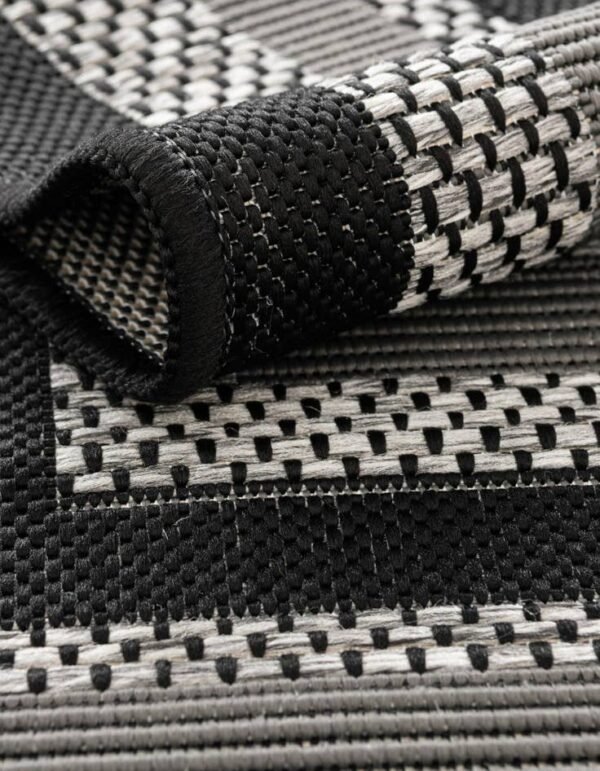Detail image of  4' x 6' Border Indoor / Outdoor Rug